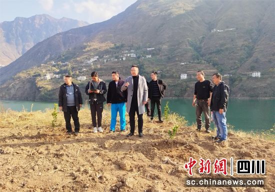 開展實地走訪調(diào)研。 廣漢市委宣傳部供圖