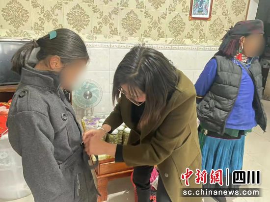  為資助學生贈送衣物。 廣漢市委宣傳部供圖