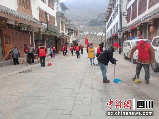開展環(huán)境衛(wèi)生大清掃活動(dòng)現(xiàn)場(chǎng)。松潘縣委宣傳部供圖