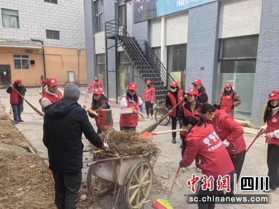 開展環(huán)境衛(wèi)生大清掃活動(dòng)現(xiàn)場(chǎng)。松潘縣委宣傳部供圖