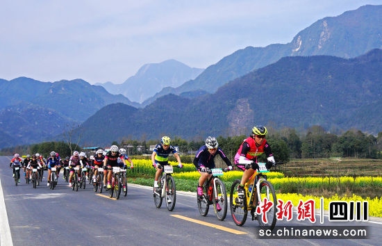 資料圖片：往屆環(huán)山環(huán)湖自行車公開賽。 安州區(qū)委宣傳部供圖