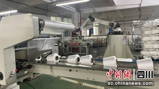 包裝一體化機(jī)正在對產(chǎn)品進(jìn)行包裝。劉倩 攝