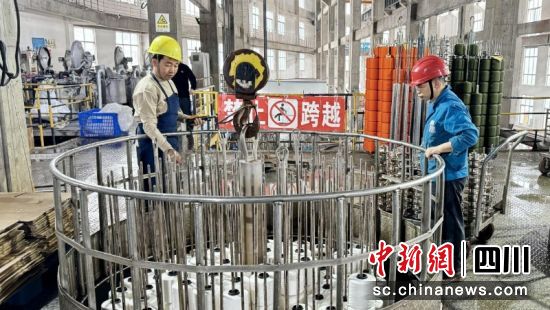 工作人員正在“裝紗”。劉倩 攝