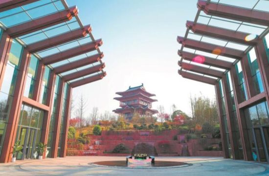 ▲成都世園會(huì)主會(huì)場(chǎng)最高建筑錦云樓氣勢(shì)盡顯 ▲成都世園會(huì)主會(huì)場(chǎng)最高建筑錦云樓氣勢(shì)盡顯