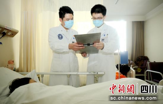 腎內(nèi)科醫(yī)生了解患者情況。胡波 攝