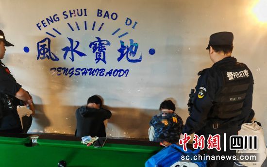 　　抓獲嫌疑人現(xiàn)場(chǎng)。自貢高新警方 供圖