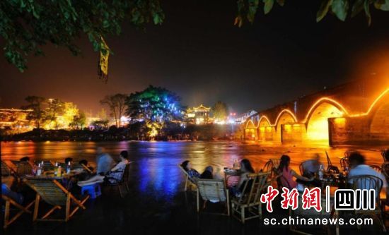 平樂古鎮(zhèn)美麗夜景。王杰 攝
