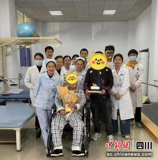 珙縣人民醫(yī)院醫(yī)務人員一起唱歌祝梁大爺生日快樂。珙縣人民醫(yī)院 供圖 珙縣人民醫(yī)院醫(yī)務人員一起唱歌祝梁大爺生日快樂。珙縣人民醫(yī)院 供圖