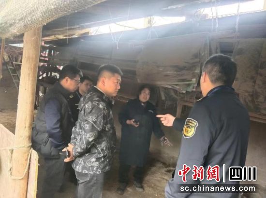 鎮(zhèn)舟鎮(zhèn)紀委聯(lián)合綜合執(zhí)法辦工作人員進行入戶勸導。 郭劍忻 攝 鎮(zhèn)舟鎮(zhèn)紀委聯(lián)合綜合執(zhí)法辦工作人員進行入戶勸導。 郭劍忻 攝