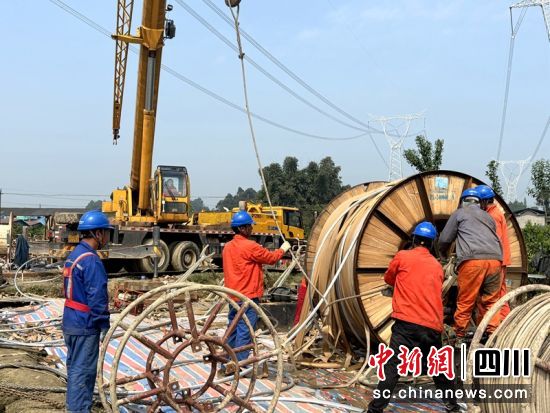 　　施工放線現(xiàn)場。陳靜 攝