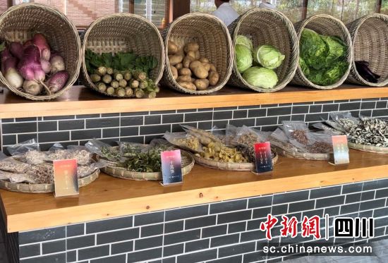 原野食材系列展區(qū)。汶川縣委宣傳部供圖