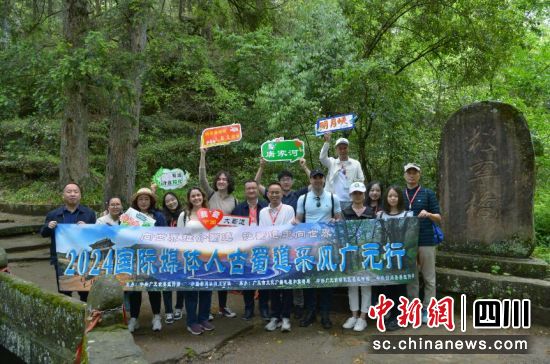 　　交流會(huì)前，國際媒體人在廣元古蜀道采風(fēng)。 中共廣元市委宣傳部 供