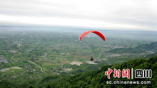 滑翔。 綿竹市融媒體中心供圖