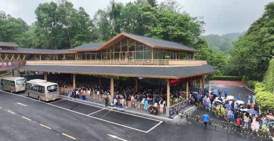 碧峰峽景區(qū)游人如織 碧峰峽景區(qū)游人如織