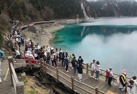 九寨溝景區(qū)游客絡(luò)繹不絕 九寨溝景區(qū)游客絡(luò)繹不絕