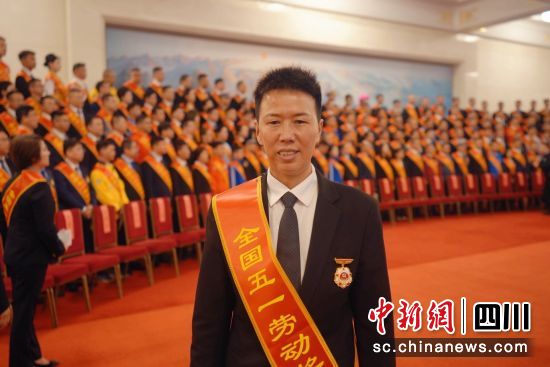 張桂容榮獲全國(guó)五一勞動(dòng)獎(jiǎng)?wù)隆?曹操出行 供圖) 張桂容榮獲全國(guó)五一勞動(dòng)獎(jiǎng)?wù)隆?曹操出行 供圖)