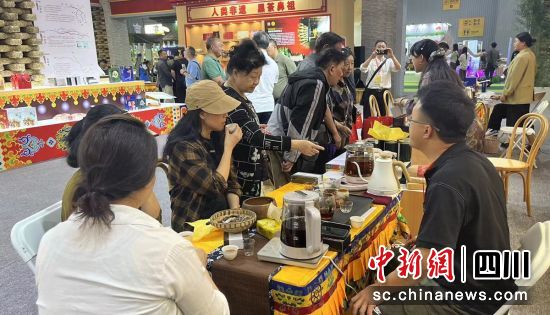 市民品嘗“雅茶”。雅茶集團(tuán) 供圖