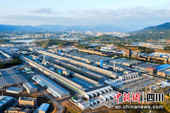 　　廣元鋁材企業(yè)生產(chǎn)車間一角。苗志勇 攝