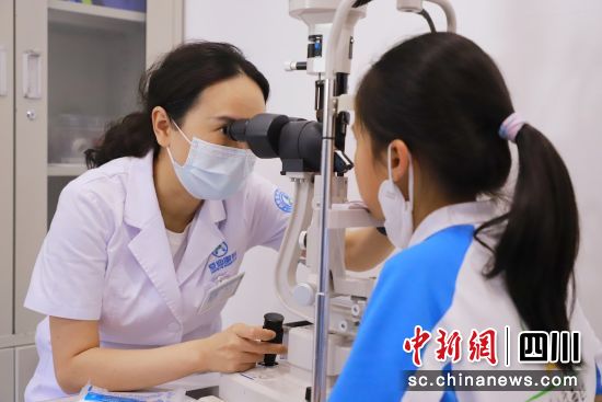 學生患者正在接受眼科檢查。邱清林 攝