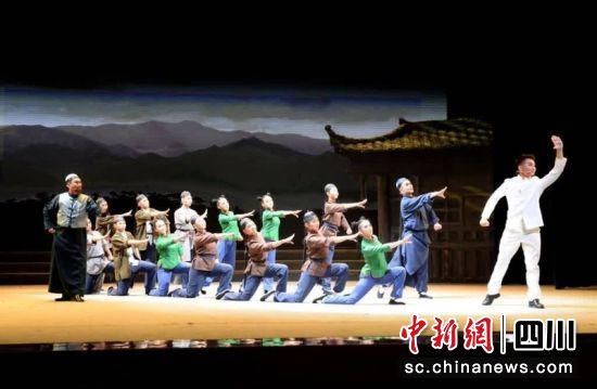 極具觀賞美感的舞臺(tái)演出現(xiàn)場(chǎng)。劉小綾 攝