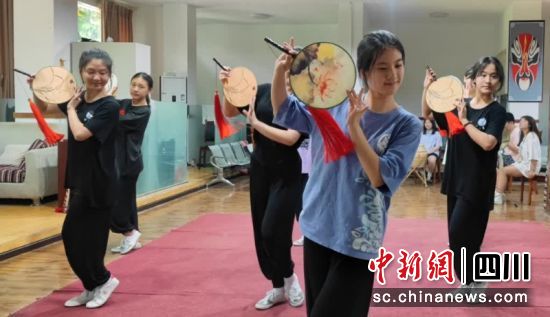  正在演出現(xiàn)場(chǎng)。劉小綾 攝