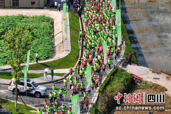健步跑開(kāi)賽現(xiàn)場(chǎng)。南江縣文化館視覺(jué)藝術(shù)中心 供