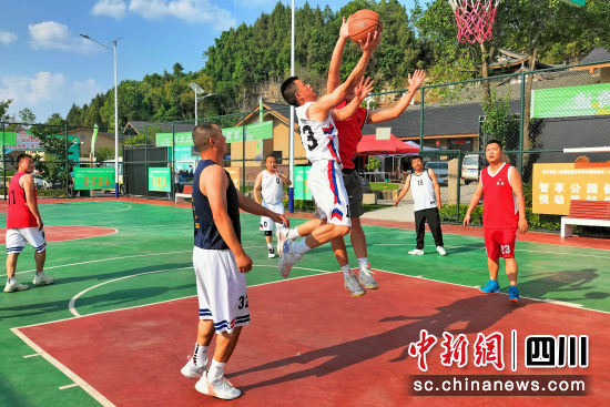 籃球比賽現(xiàn)場(chǎng)。南江縣文化館視覺(jué)藝術(shù)中心 供