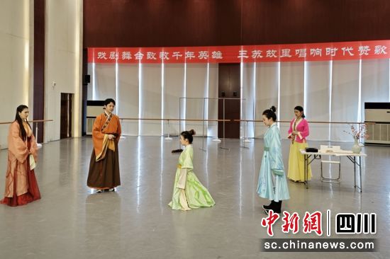 舞臺劇《少年蘇東坡》排練現(xiàn)場。記者 劉忠俊 攝