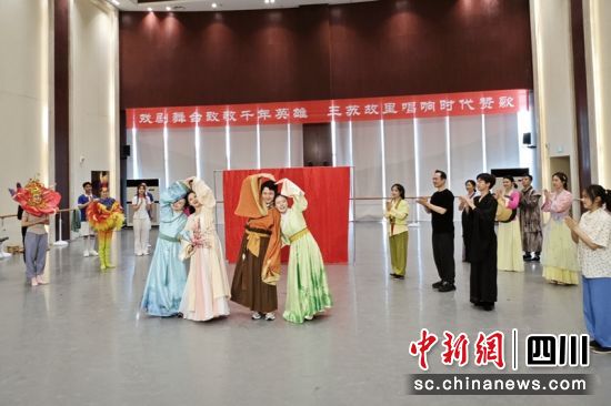  舞臺劇《少年蘇東坡》劇情排練現(xiàn)場。記者 劉忠俊 攝