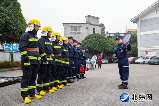 張軍(右)組織隊員到學(xué)校開展安全宣傳公益活動 張軍(右)組織隊員到學(xué)校開展安全宣傳公益活動