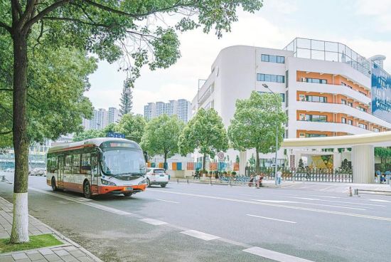 ▲運(yùn)行中的公交車輛 ▲運(yùn)行中的公交車輛