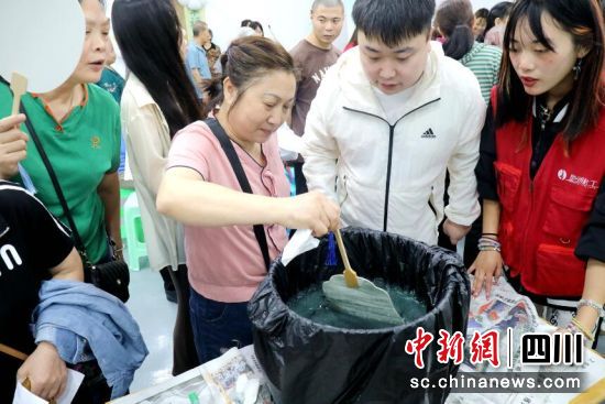 體驗(yàn)漆扇制作。謝汶萍 攝