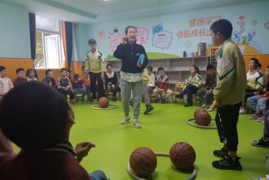 “青苗救護”殘疾人康復(fù)托養(yǎng)中心的孩子們在快樂玩耍 “青苗救護”殘疾人康復(fù)托養(yǎng)中心的孩子們在快樂玩耍