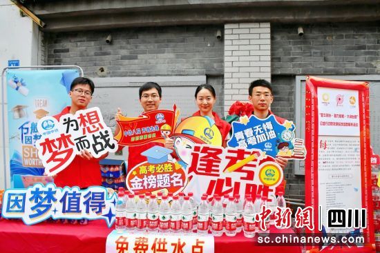　　為考生鼓氣加油。中鐵八局 供圖