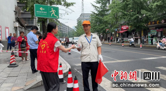　　志愿者為環(huán)衛(wèi)工人送上礦泉水。中鐵八局 供圖