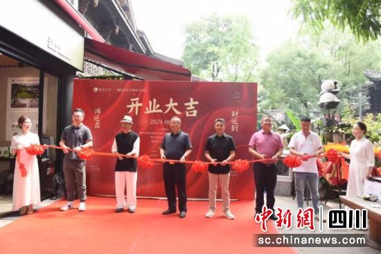 嘉賓為新店剪彩。鮑安華 攝