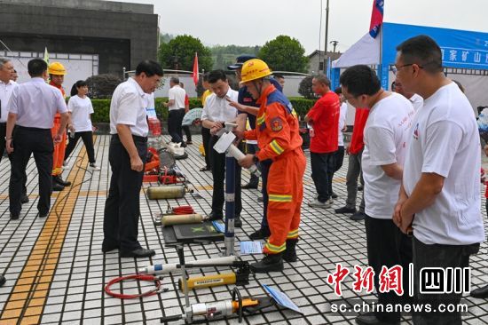 救援裝備展示區(qū)吸引了不少企業(yè)職工等現(xiàn)場了解。記者 劉忠俊 攝