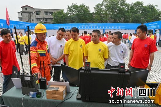 先進(jìn)救援裝備吸引礦山工人們關(guān)注。記者 劉忠俊 攝