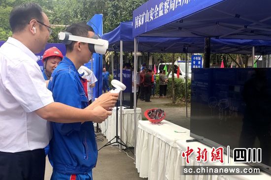 工人在工作人員指導(dǎo)下佩戴VR眼鏡學(xué)習(xí)應(yīng)急避險(xiǎn)和自救互救方法。記者 劉忠俊 攝