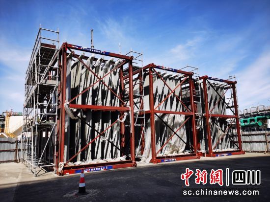 國(guó)內(nèi)首臺(tái)ORV設(shè)備更換成功并交付投用。舒琴 攝