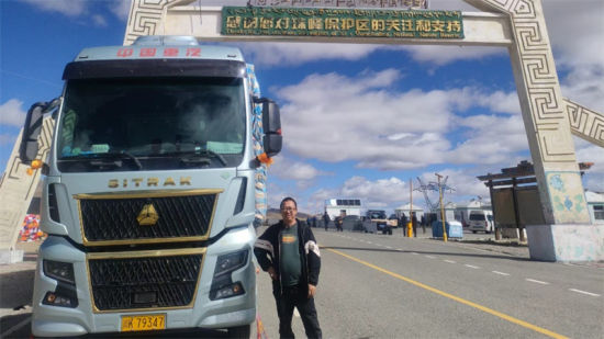 圖為蔡師傅在珠峰保護區(qū)大門 圖為蔡師傅在珠峰保護區(qū)大門