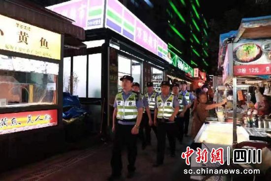 　成都公安開展夏夜治安巡查。成都公安供圖