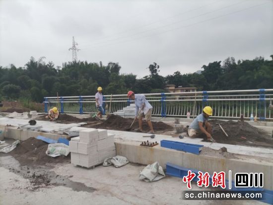 工人給2號橋鋪地磚。何海翔 攝