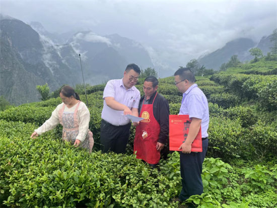 農(nóng)業(yè)銀行九龍支行員工深入基層講解金融產(chǎn)品(黃澤普/攝影) 農(nóng)業(yè)銀行九龍支行員工深入基層講解金融產(chǎn)品(黃澤普/攝影)