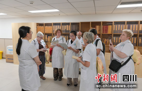研學(xué)營(yíng)成員聆聽(tīng)中醫(yī)特色技術(shù)講解。韓金雨 攝