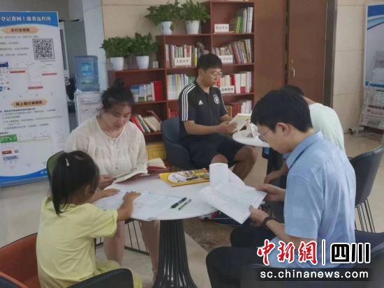 “迷你書吧”特色功能區(qū)。劉倩 攝