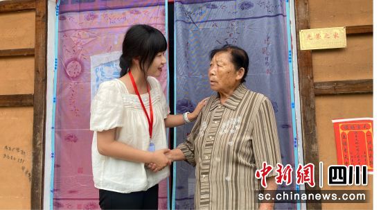巡察干部深入群眾家中了解情況。 羅江區(qū)委巡察辦供圖