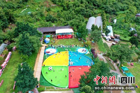  熱鬧的潑水節(jié)現(xiàn)場。汶川縣委宣傳部供圖