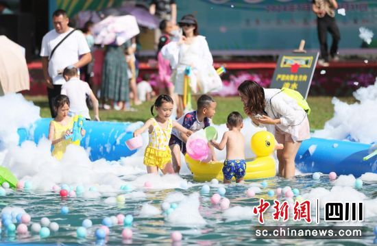 小朋友在戲水區(qū)玩耍。汶川縣委宣傳部供圖