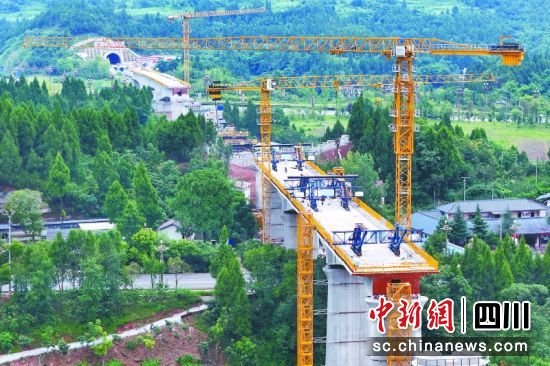 成達萬高鐵蓬安段燕山寨隧道口施工現(xiàn)場。彭圣洲 攝 成達萬高鐵蓬安段燕山寨隧道口施工現(xiàn)場。彭圣洲 攝